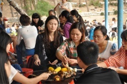 開寧監(jiān)控直播工廠員工燒烤